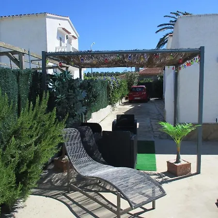 Casa Con Piscina Privada En Barrio Tranquilo *
