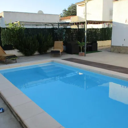 Casa Con Piscina Privada En Barrio Tranquilo 度假居