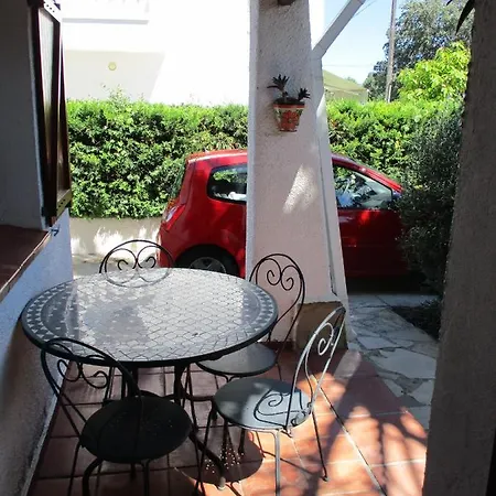 Casa Con Piscina Privada En Barrio Tranquilo