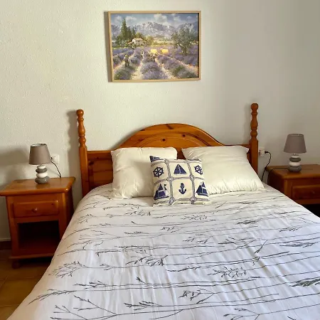 Casa Con Piscina Privada En Barrio Tranquilo *