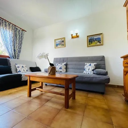 Casa Con Piscina Privada En Barrio Tranquilo 卡斯特罗·德波利亚斯